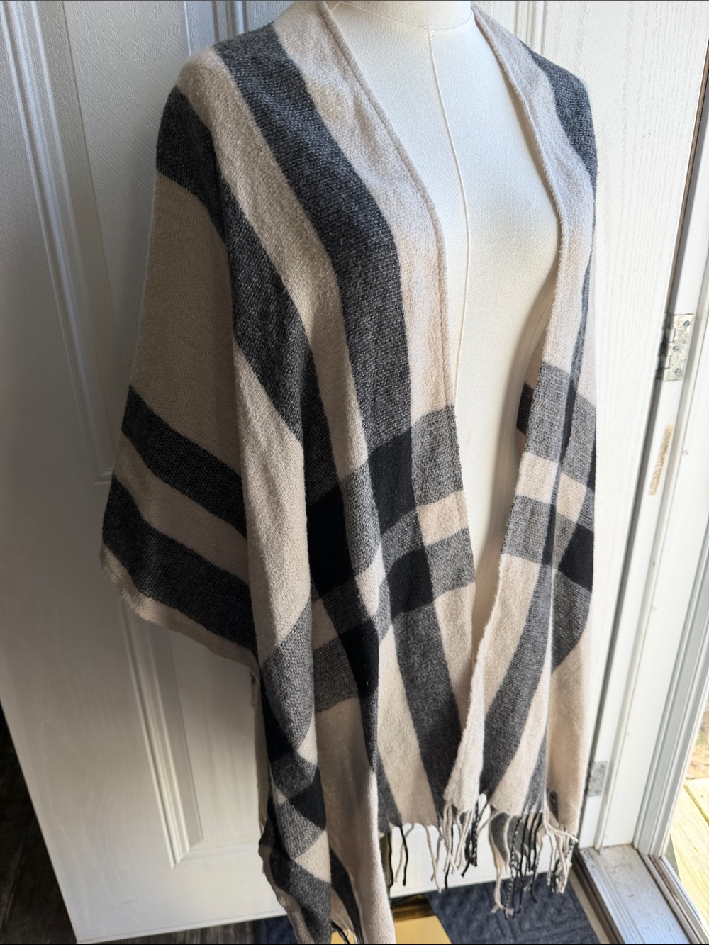 Banana Republic Classic Flowy Beige and Black Plaid Throw Winter Boho Fall Wrap - Picture 2 of 7
